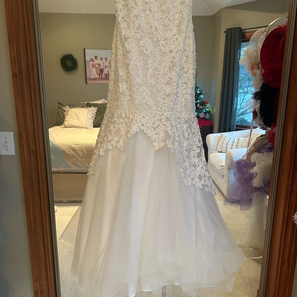 Elegant White Lace Mermaid Style Wedding Dress